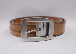 Cinturón piel marrón natural con costura Calvin Klein. 50€